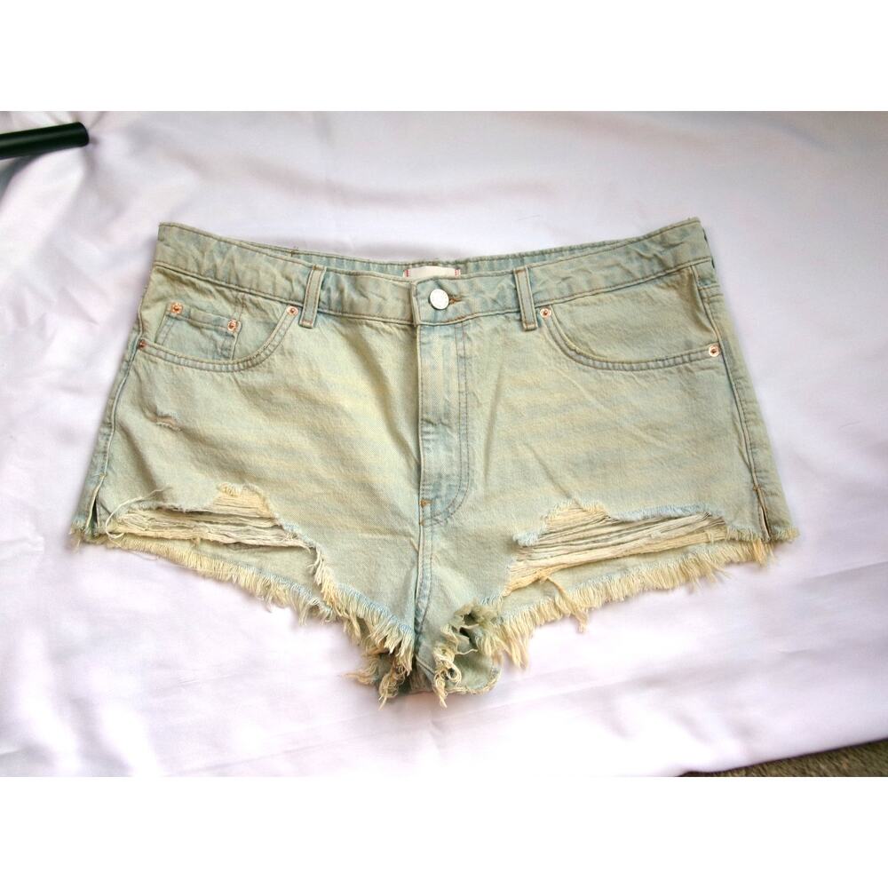 BDG Urban Outfitters Distressed Denim Cutoff Shorts Light Wash Size 32 NWOT